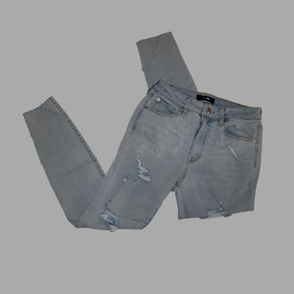Highwaisted Lightwashed Distressed Raw Hem Jeans